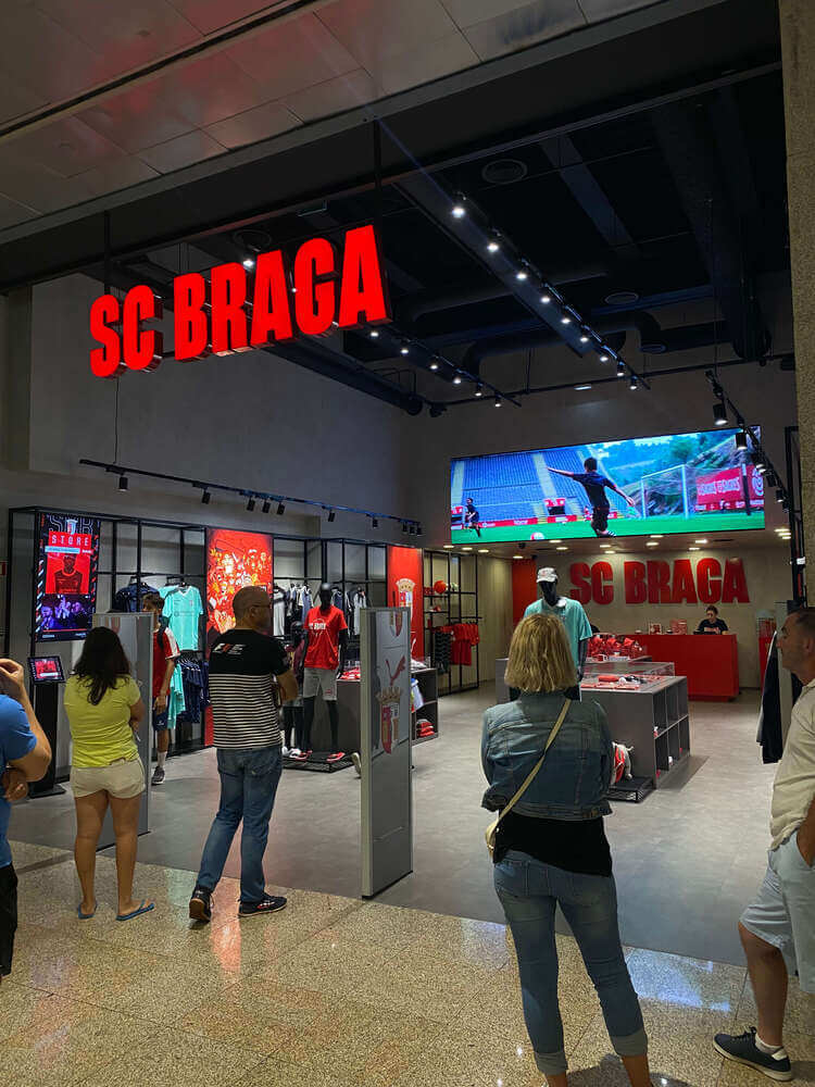 SC Braga official store entrance with fans waiting to enter and browse merchandise.