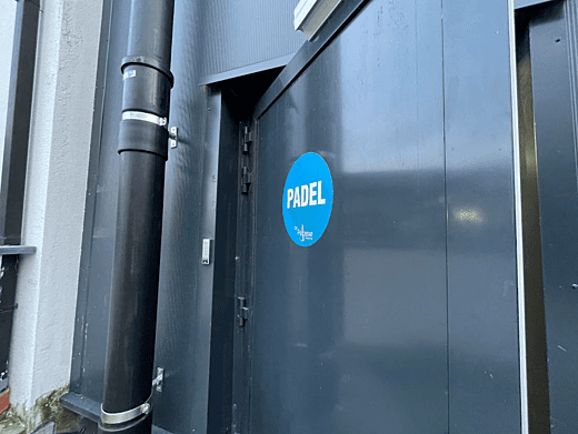 Entrée d'un padel indoor