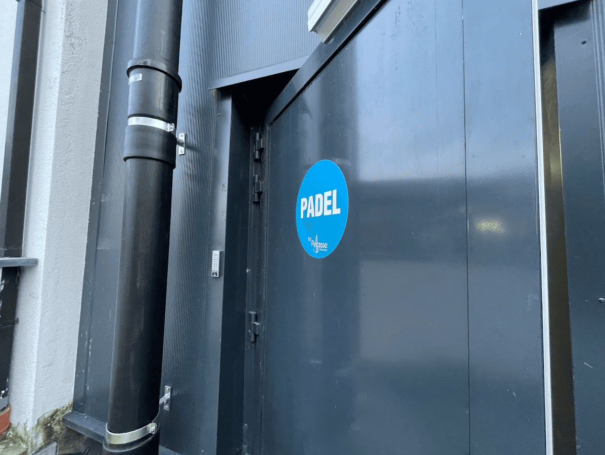 Entrée d'un padel indoor