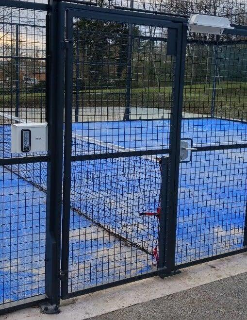 Padel autonome avec gestion d'éclairage