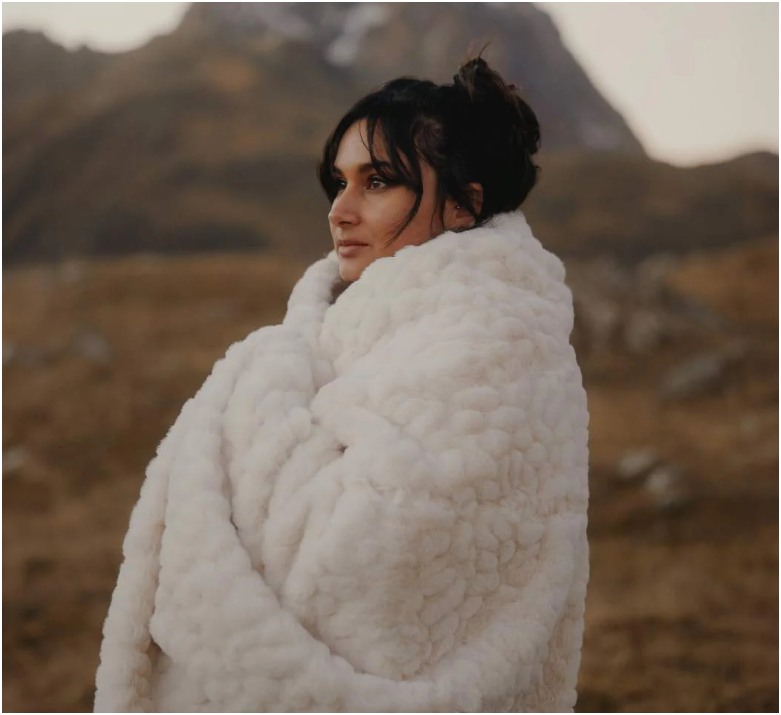 WARO par Plaids Cocooning - Plaid Fausse Fourrure Galet WARO par Plaids Cocooning - Plaid Fausse Fourrure Galet