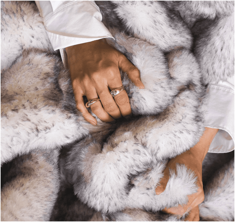 WARO par Plaids Cocooning - Plaid fausse fourrure sensation gris WARO par Plaids Cocooning - Plaid fausse fourrure sensation gris