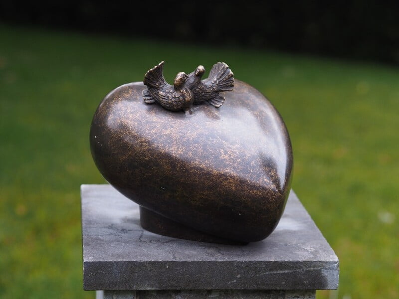 Bronzen urn 'Love birds'