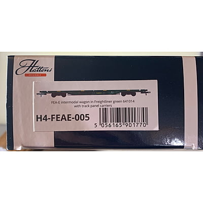 Hattons H4-FEA-E-005 Intermodal Wagon in Freightliner Green 641014 with track panel carriers